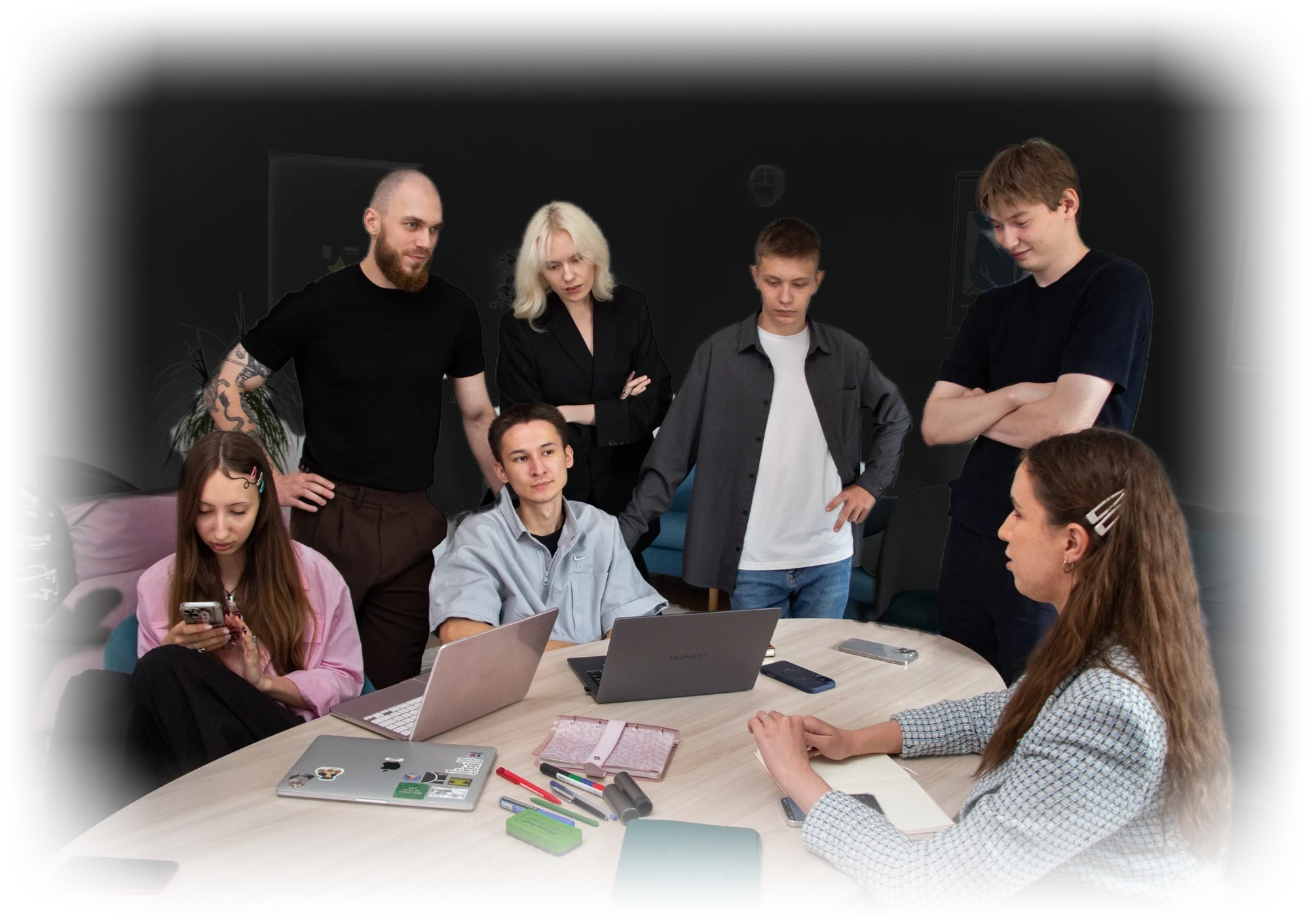 Команда DA Agency за работой в офисе